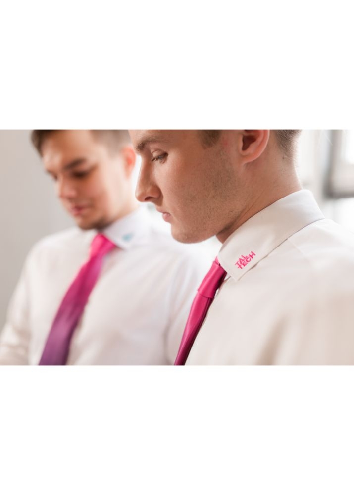 Meeste valge triiksärk roosade elementidega (Regular)