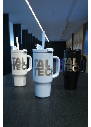 Thermos mug with straw