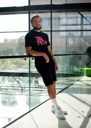 Black T-shirt with pink logo for men