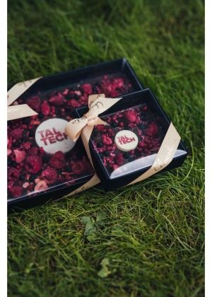 Chocolala’s milk chocolate bar with berries