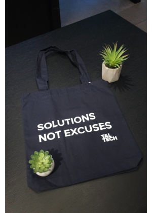 Riidest kott "SOLUTIONS NOT EXCUSES"